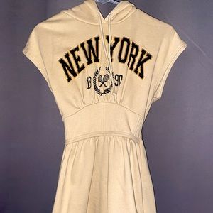 A short yellow sweater-dress from Forever 21. Size small. Perfect condition.